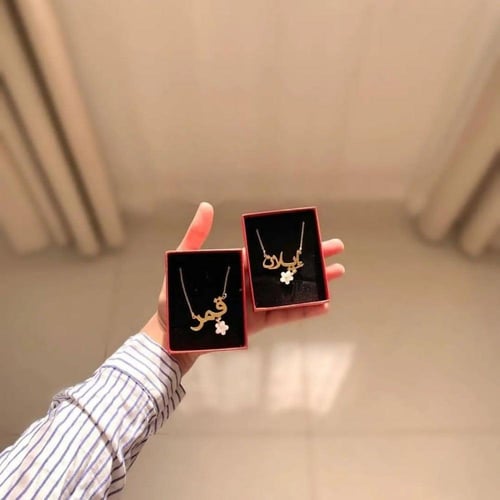 سلسال بناتي بالاسم مع وردة أنيقة – تصميم مخصص للبن...