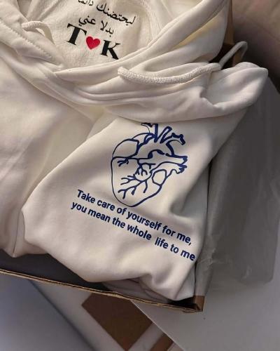 بلوفر شتوي بعبارة " ليحتضنك دائماً " مع حروف داخل...