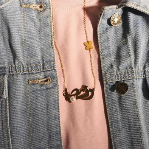 سلسال بالاسم مزين بلؤلؤ فاخر – تصميم أنثوي راقٍ