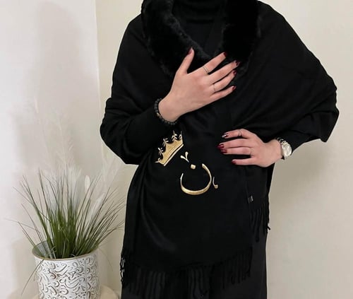 شال نسائي شتوي بالاسم _ قماش صوف فاخر بأطراف فرو ن...