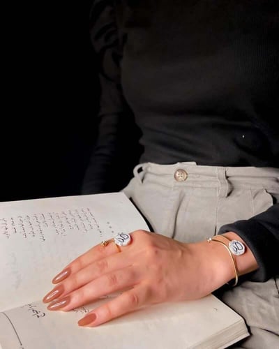 اسوارة حجر الماربل بالاسم – تصميم سداسي أنيق بطابع...