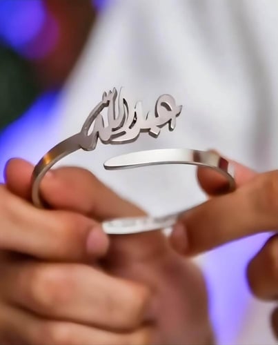 اسوارة رجالية بالاسم مع عبارة – تصميم مميز يعبر عن...