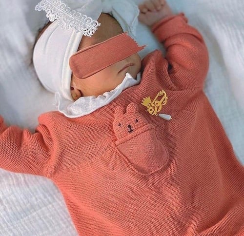 بروش أطفال بالاسم مع حبة لؤلؤ أبيض – هدية أنيقة وم...