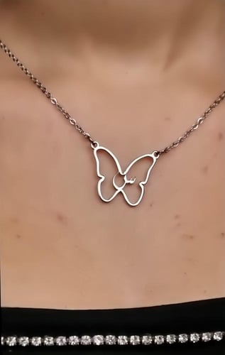 سلسال بفراشة وحرف مخصص – تصميم ناعم راقي