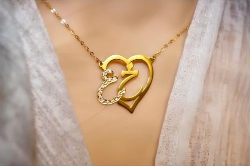 سلسال قلب بحروف مرصعة بزركون – تصميم ناعم يرمز للم...