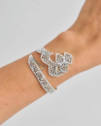 بكج نسائي فخم – تصميم الحرف العربي المزخرف حسب الط...