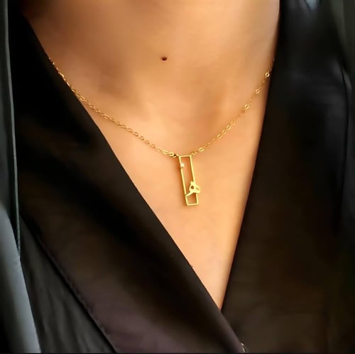 قلادة بحرف حسب الطلب – تصميم عصري لهدية فاخرة