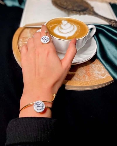 اسوارة حجر الماربل بالاسم – تصميم سداسي أنيق بطابع...