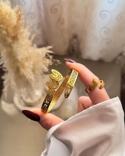 طقم نسائي اسوارة وخاتم – نقش الحرف العربي المزخرف...