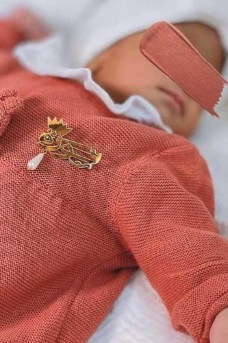 بروش أطفال بالاسم مع حبة لؤلؤ أبيض – هدية أنيقة وم...