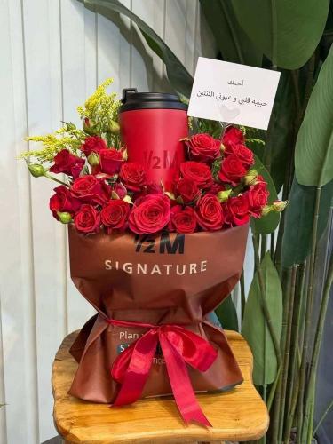 مق الهبه مع باقة ورد _ هدية أنيقة جاهزة للتقديم