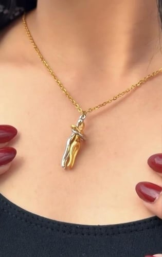 سلسال العناق المميز _ "ليحتضنك دائما بدلاٌ عني" هد...