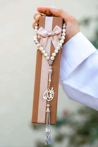 سبحة رجالية مخصصة بالاسم – هدية فخمة بتصميم أنيق