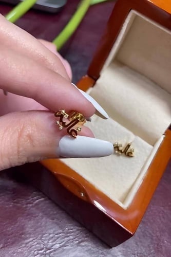 حلق بالاسم مع فصوص زركون لامعة – إكسسوار راقٍ