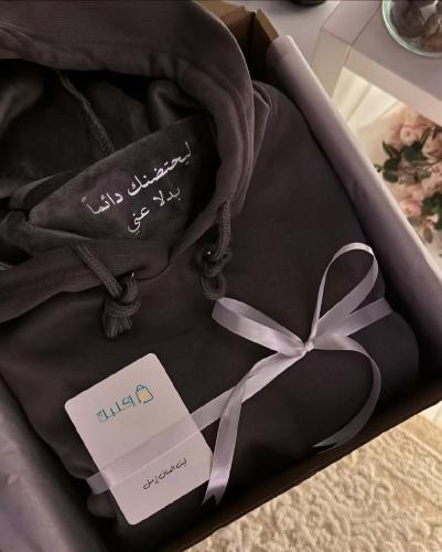 بلوفر شتوي برسالة مخفية “ليحتضنك دائمًا بدلًا عني”...