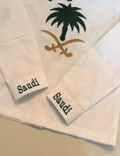 قميص السعودية بتطريز شعار سيفين ونخلة