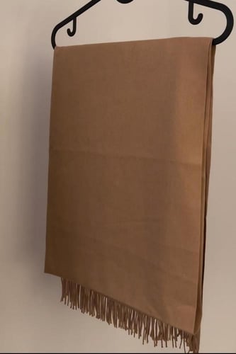 شال الكنود بالاسم – تصميم فاخر مخصص حسب الطلب