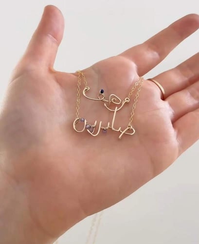 سلسال أنثوي بالاسم – تصميم يدوي فاخر يعكس ذوقك