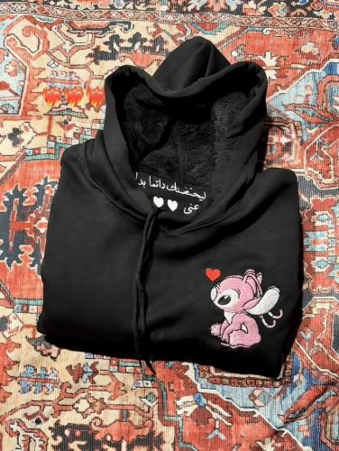 بلوفر برسمة مع عبارة “ليحتضنك دائمًا” – هدية دافئة...