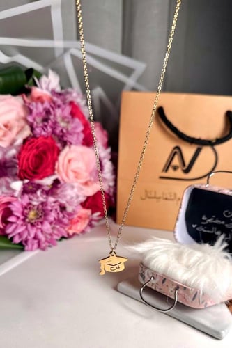 سلسال تخرج بالاسم على شكل قبعة – حفر اسم مع قلب صغ...