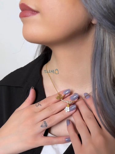 سلسال بالاسم مع وردة مرصع بزركون – تصميم فاخر من إ...