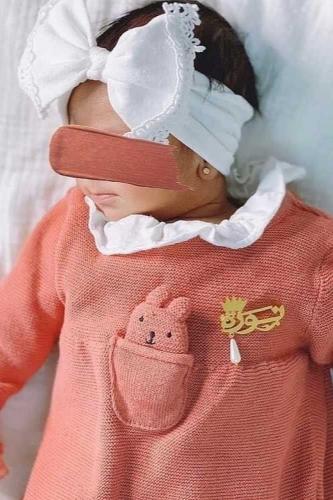 بروش أطفال بالاسم مع حبة لؤلؤ أبيض – هدية أنيقة وم...