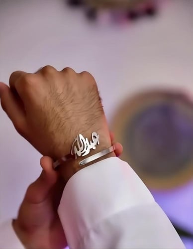 اسوارة رجالية بالاسم مع عبارة – تصميم مميز يعبر عن...