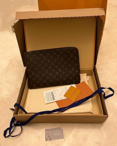 Louis Vuitton Pochette Voyage MM – Taïga Leather (...