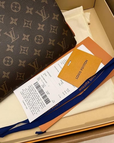 Louis Vuitton Pochette Voyage MM – Taïga Leather (...