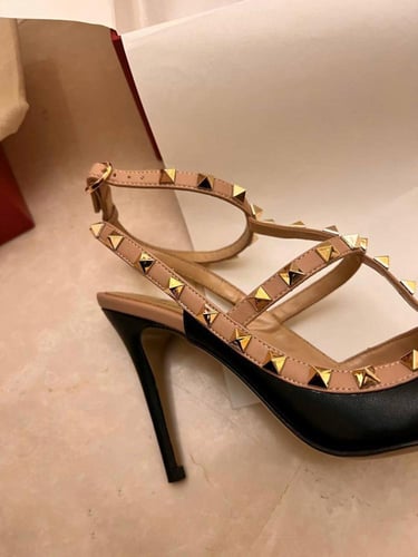 Rockstud Circular T heels