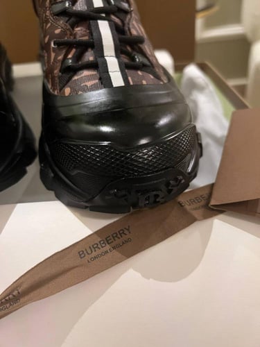 Luxurious brown Gucci boots with GG beige logo and...