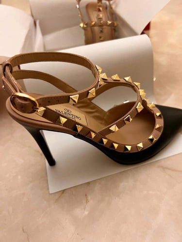 Rockstud Circular T heels