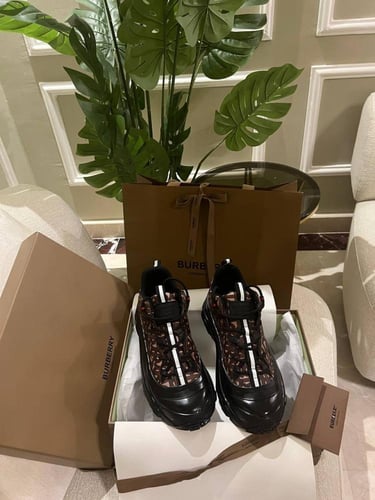 Luxurious brown Gucci boots with GG beige logo and...