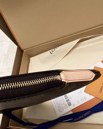 Louis Vuitton Pochette Voyage MM – Taïga Leather (...