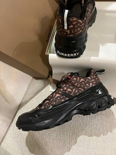 Luxurious brown Gucci boots with GG beige logo and...