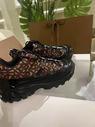 Luxurious brown Gucci boots with GG beige logo and...