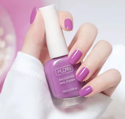 طلاء أظافر ثلاثة عرض