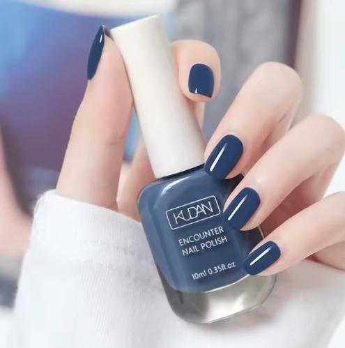 طلاء أظافر ثلاثة عرض