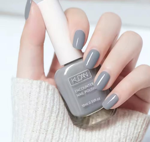 طلاء أظافر ثلاثة عرض