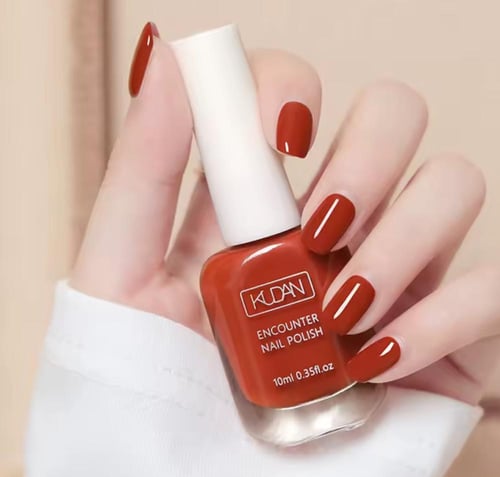 طلاء أظافر ثلاثة عرض