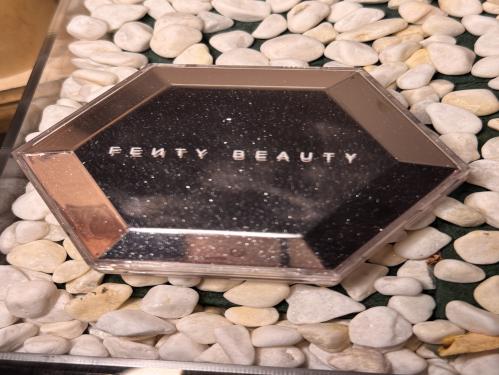 اضاءة فنتي دافئة ومعتدلة