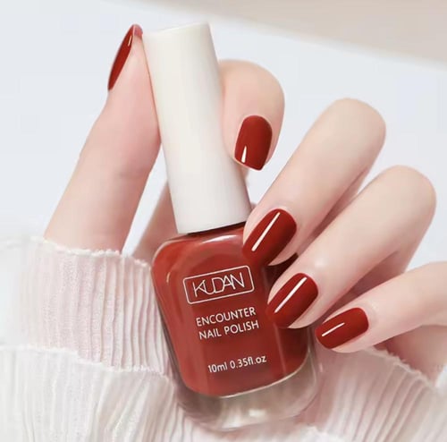 طلاء أظافر ثلاثة عرض