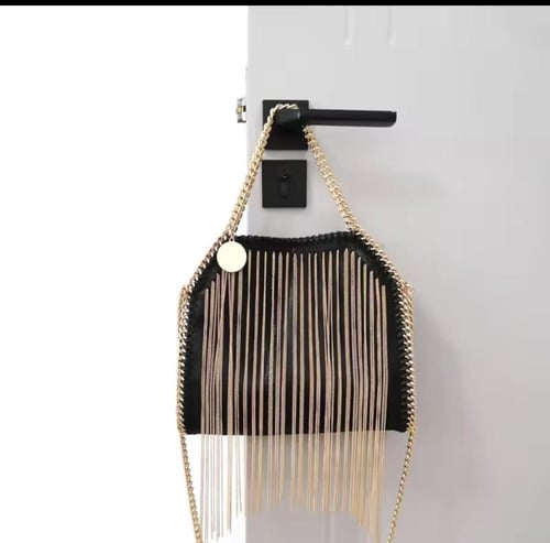 شنطة ستيلا مزينه بسلاسل ذهبيه