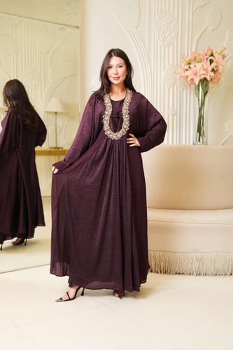 جلابيه مناسبات لاطلاله راقيه من قطعتين بتصميم ياقه...