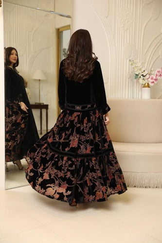 فستان لاطلاله عصريه بمكس خامات فاخره مخمل حرير ستا...