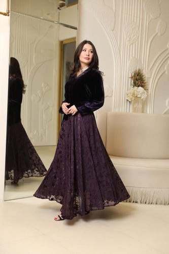 فستان بتصميم عصري بمكس خامات فاخره مخمل حرير بيور...