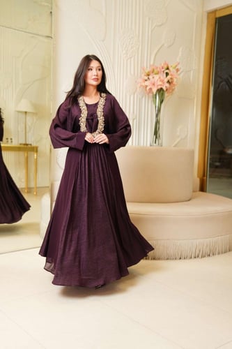 جلابيه مناسبات لاطلاله راقيه من قطعتين بتصميم ياقه...