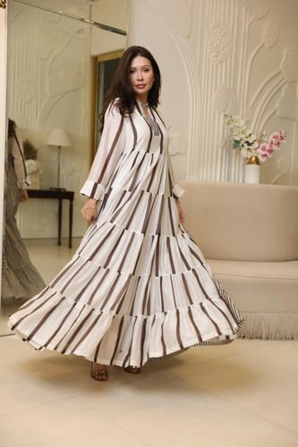 فستان بتصميم عصري بخامة قطن حرير فاخر مقلم بلون اب...