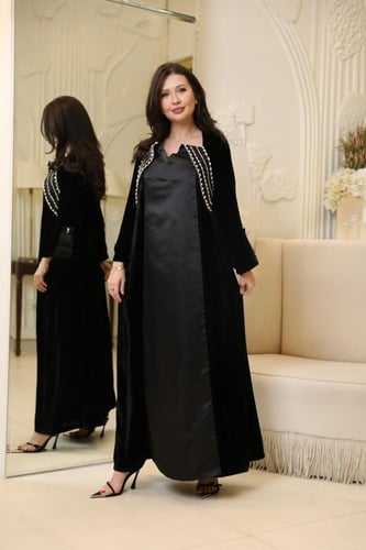 فستان لاطلاله عصريه بمكس خامات فاخره مخمل حرير ستا...