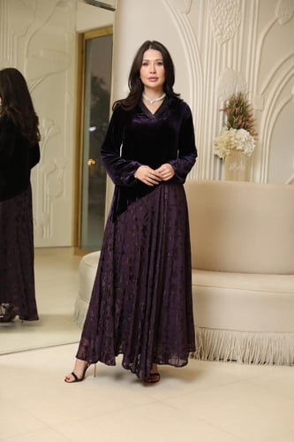 فستان بتصميم عصري بمكس خامات فاخره مخمل حرير بيور...